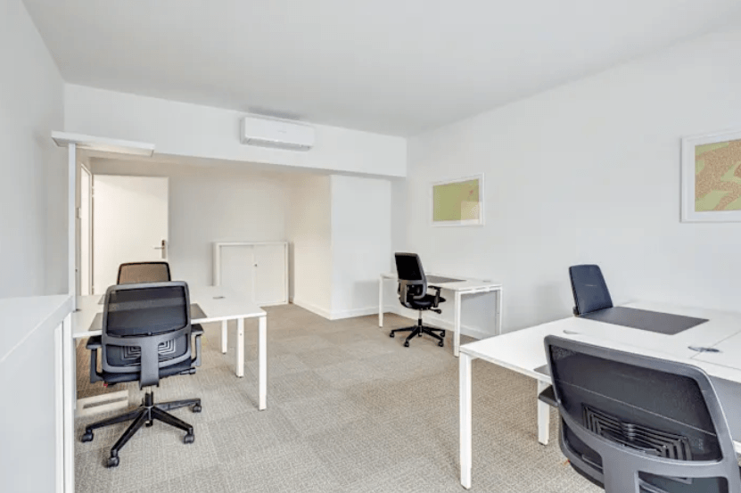 Kleines helles Büro mit einzelnen Arbeitsplätzen